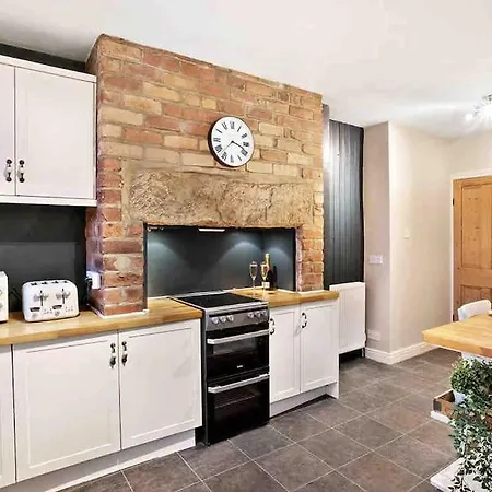 The Stanley 1 Bedroom Dog Friendly Patio Apartment *