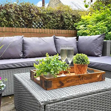 The Stanley 1 Bedroom Dog Friendly Patio Apartment *